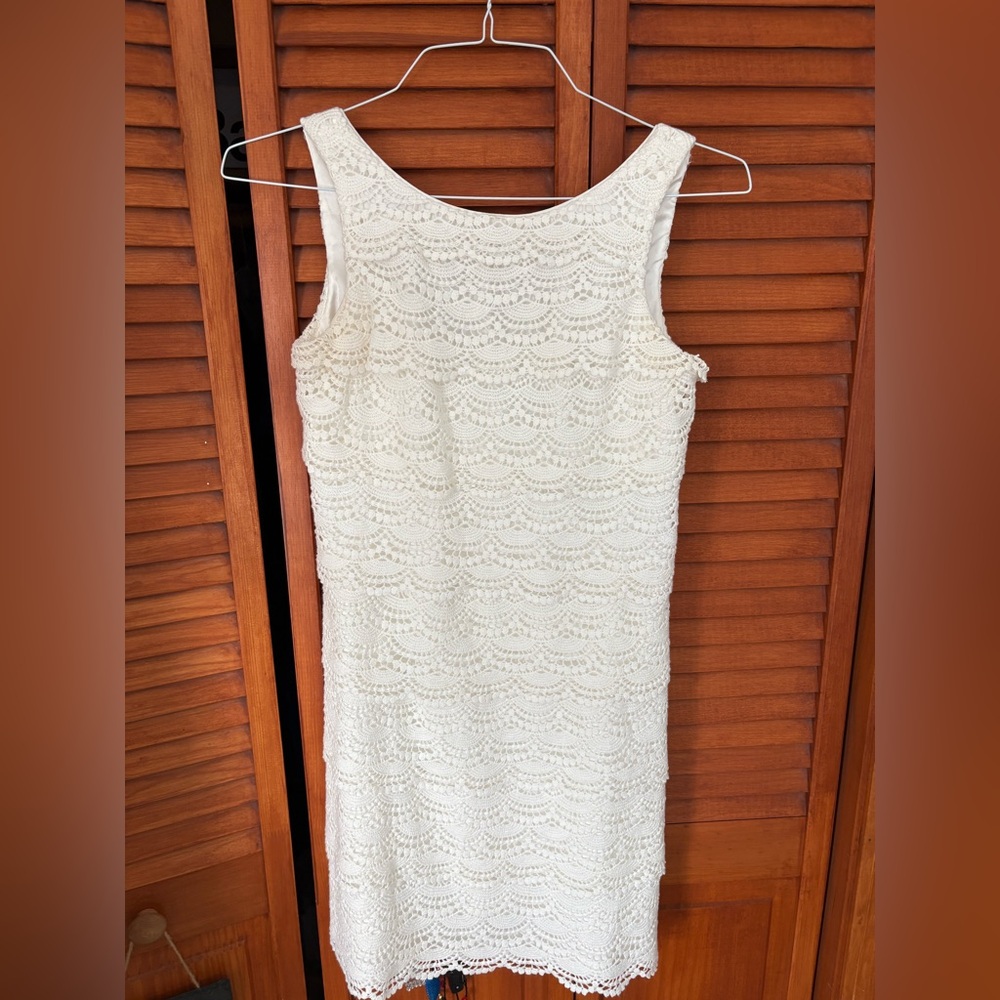 White House Black Market White Crochet Lace Scalloped Shift Dress Size: 0
